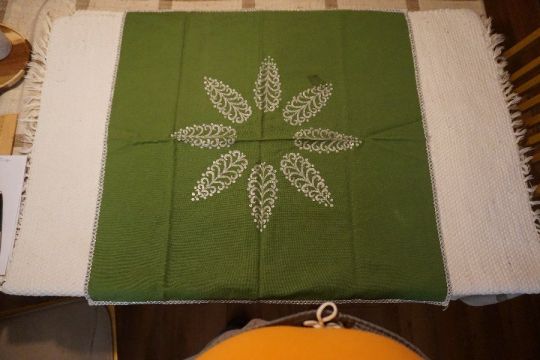 63x63 cm.-es díszes terítő eladó.