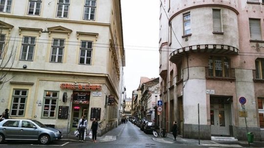 6.kerületben felújított garzon lakás kiadó!