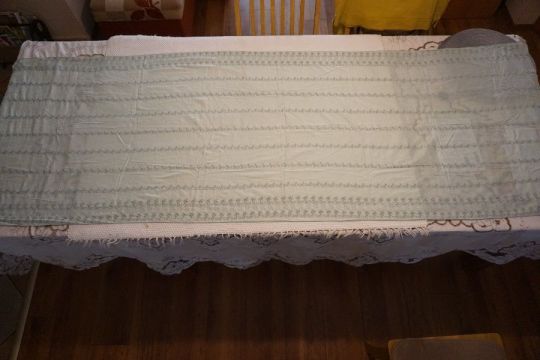 76x222 cm.-es riselt és hímzett falvédő eladó.