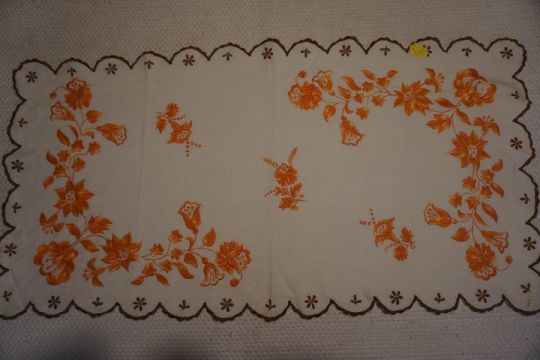 83x43 cm.-es virág mintás terítő eladó.