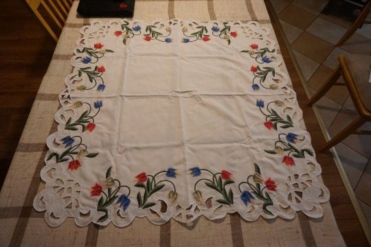 84x84 cm.-es fehér, színes tulipán mintás asztalterítő eladó.
