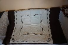 86x86 cm.-es fehér riselt és hímzett terítő eladó.