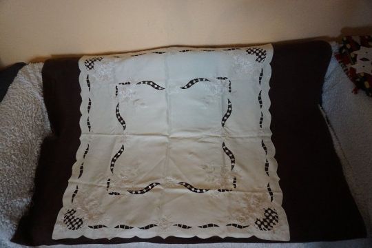 86x86 cm.-es fehér riselt és hímzett terítő eladó.