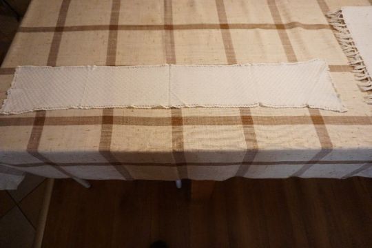 98x18 cm.-es díszes fehér dekoratív hímzett falvédő eladó.