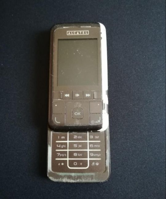 Alcatel C825 telefon eladó nem kapcsol be.