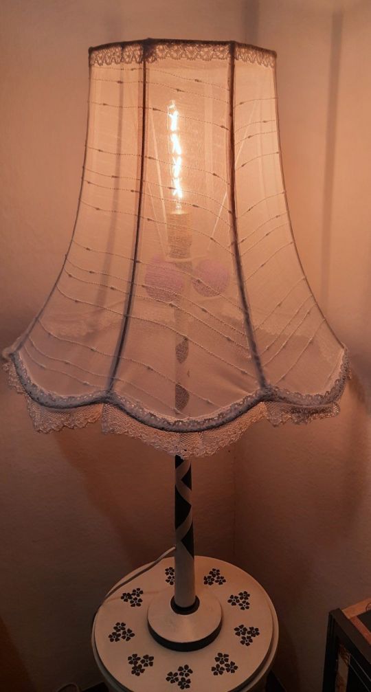 Álló lámpa fából retró vintage hangulattal