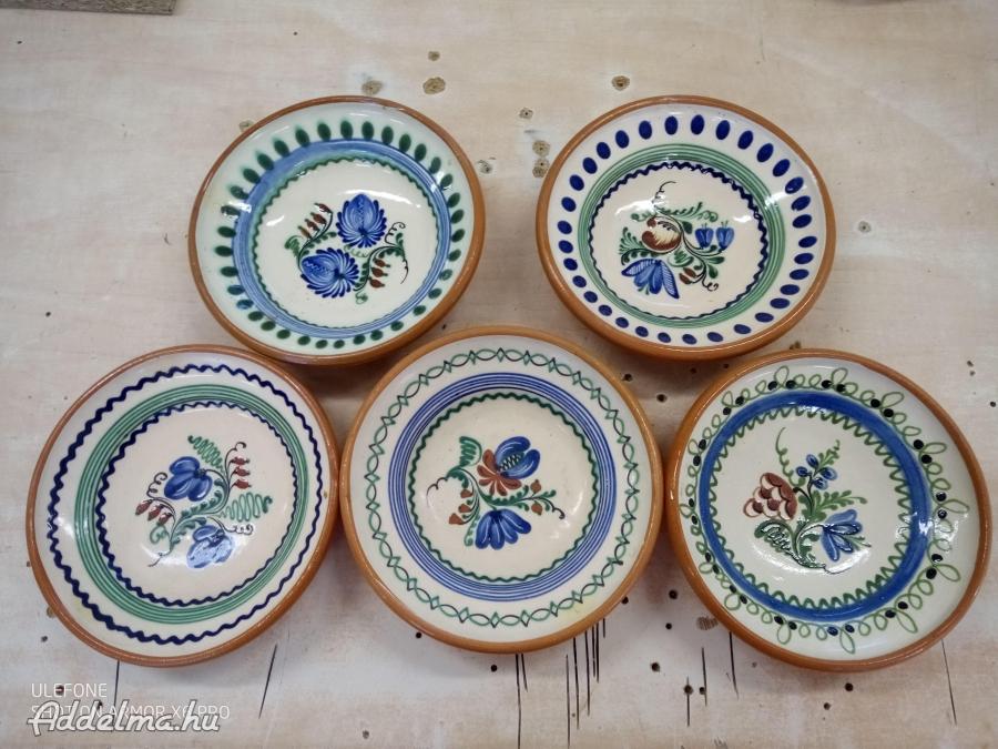 Banga Sándorné művésznő által készített dísz tányérok