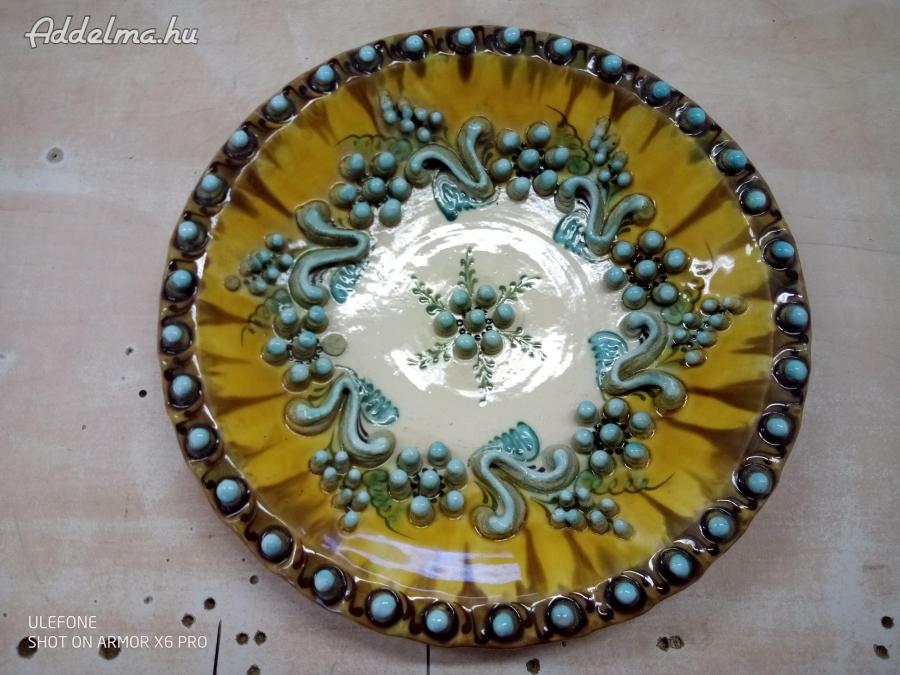 Banga Sándorné művésznő által készült egyedi dísz tányér