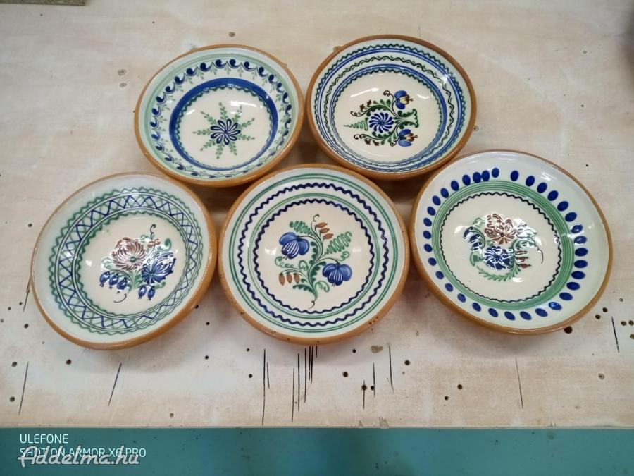  Banga Sándorné művésznő  készítette dísz tányérok eladók.