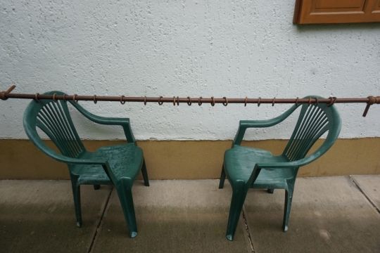Barna fa 2m. 38 cm.-es függönytartó tartozékaival eladó.