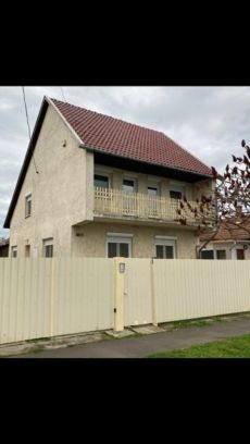 Békéscsabán, Jamina városrészben eladó kétszintes családi ház