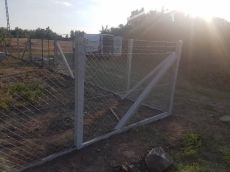 Betonoszlop, vezérdrót, kerítésdrót, vadvédelmi háló