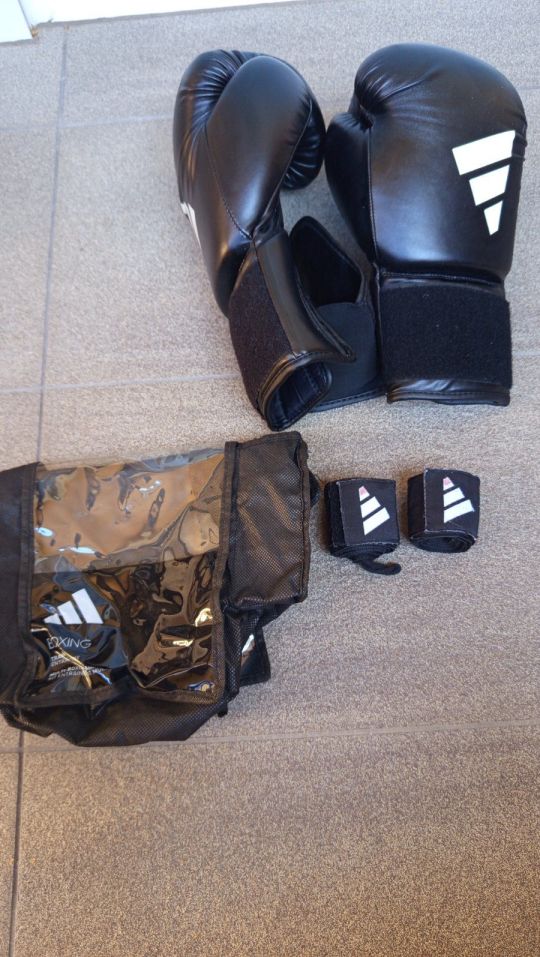 Boxkesztyű Adidas Speed 50 típus 14 OZ méretű.