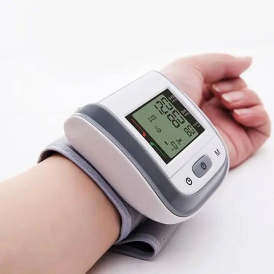 BOXYM digitális csukló vérnyomésmérő LCD kijelzővel