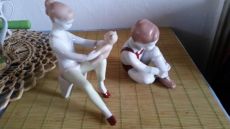 Budapest Aquincum porcelán -Kislány macival-Cipőjét fűző kisfiú
