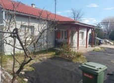 Budapest Csepel külső szélén eladó tetőteres kertes ház