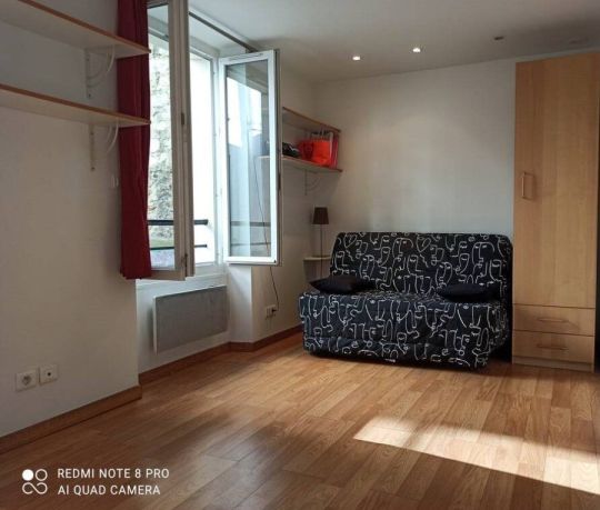 Bútorozott stúdió