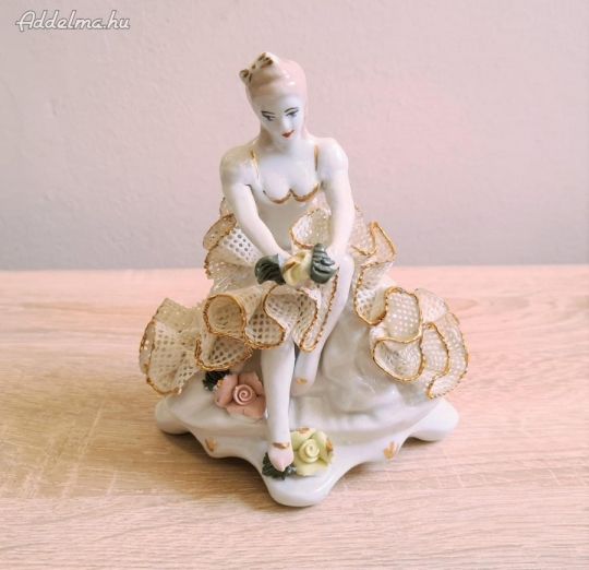 Csipkés ruhás női porcelán figura szobor dísztárgy