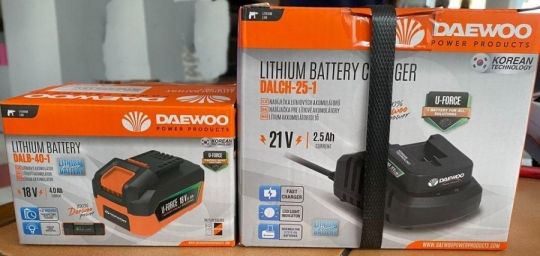 DAEWOO 1db AKKU 4Ah, 1 db töltő,