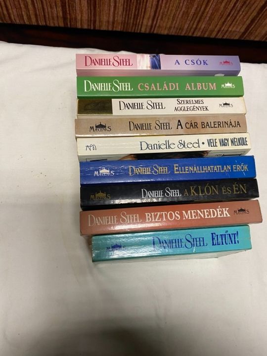 Danielle Steel családregény könyvei