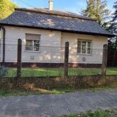 Debrecen Vécsey utcán  önálló családiház sarki telken eladó