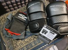 Decathlon boxkesztyű kick-boxhoz, thai boxhoz + edzőkesztyű