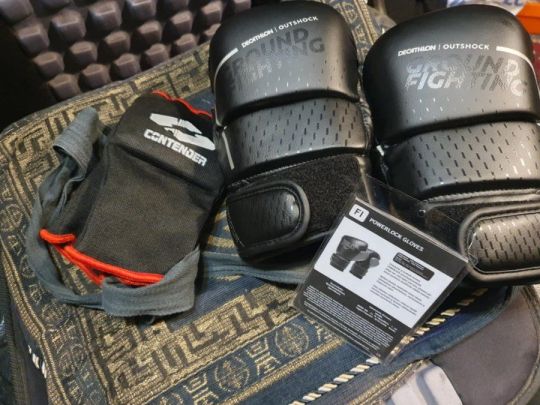 Decathlon boxkesztyű kick-boxhoz, thai boxhoz + edzőkesztyű