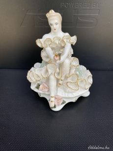 Csipke ruhás hölgy , porcelán szobor