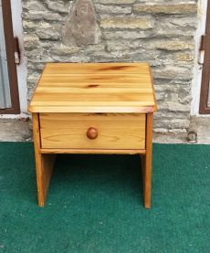 Éjjeliszekrény egy fiókkal