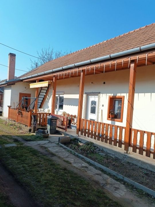 Vámosmikolán eladó lakóház, 40 m2-es műhellyel, ipari árammal.