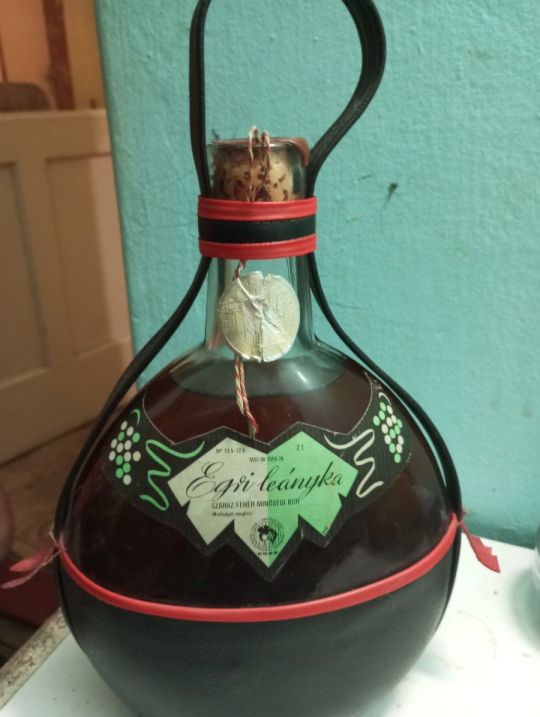 Eladó bor díszüvegbe
