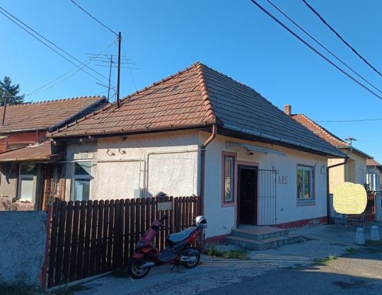 Eladó családi ház Kemence központi részén.