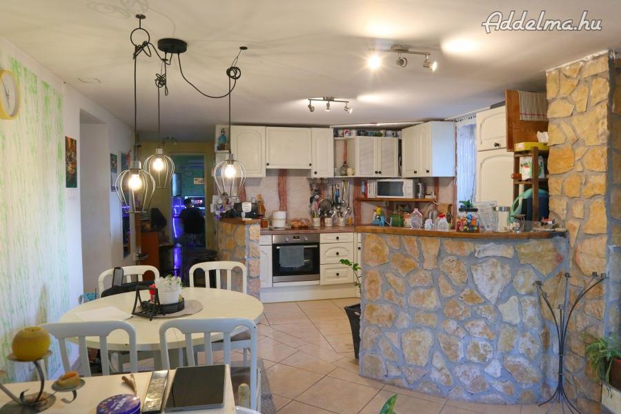 Eladó egy Balatontól 15 km-re 93 m²-es családi ház eladó