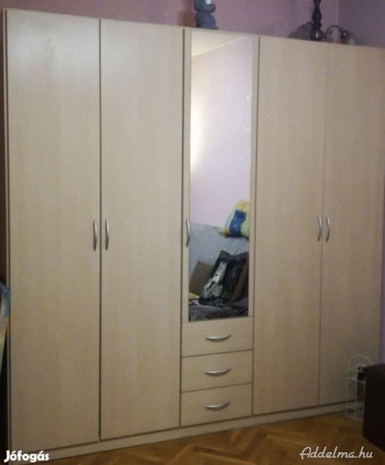 Eladó egy jó állapotú,nagy méretű gardróbszekrény.
