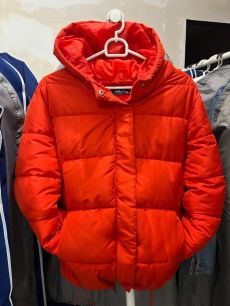 ELADÓ EGY SZÉP ÚJSZERŰ PIROS RESERVED PUFI KABÁT RUHAZSÁKKAL