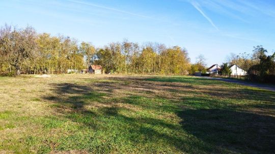 Eladó építési telek Csemőben, Pest vármegyében.