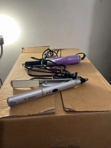Eladó hajformázók és egy kozmetikai táska
