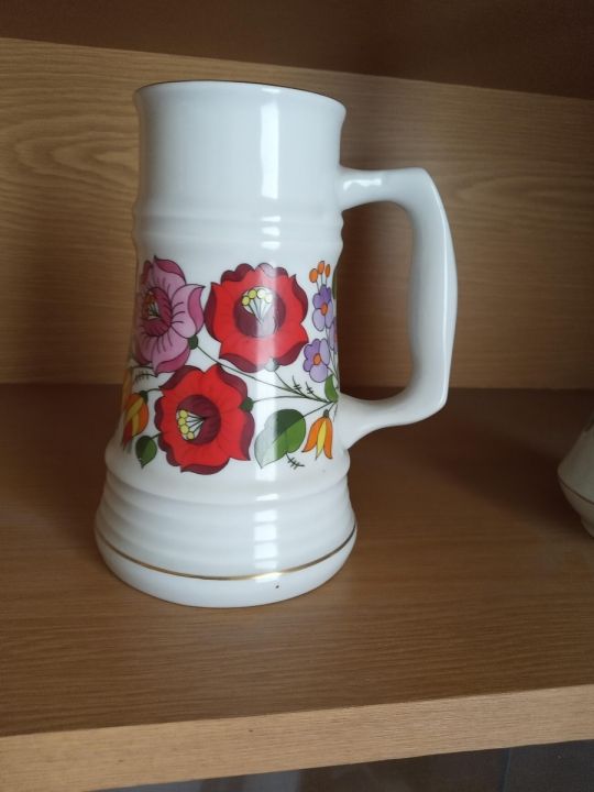 Eladó kalocsai és hollókői vázák.