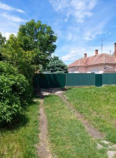 Eladó kertes családi ház