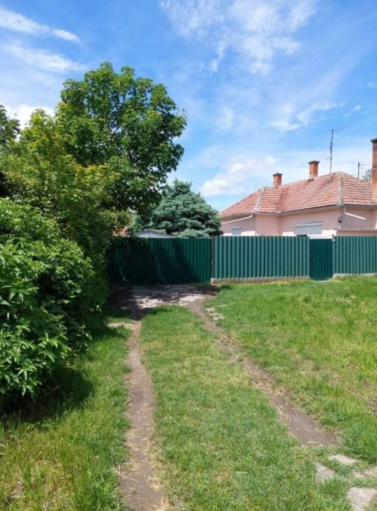 Eladó kertes családi ház