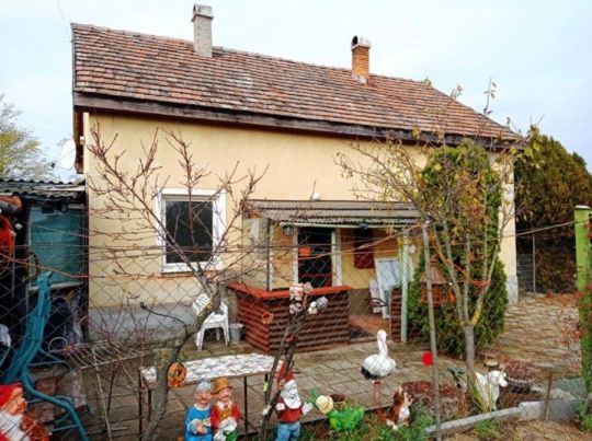 Eladó kétszintes családi ház Vácrátóton.