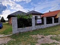 Eladó Pest megyében, Szentmártonkátán, Budapesttől 40 km-re,