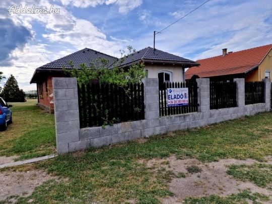 Eladó Pest megyében, Szentmártonkátán, Budapesttől 40 km-re,