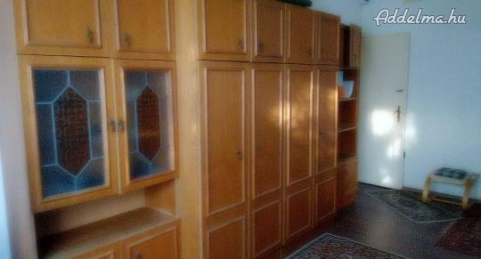 Eladó tölgy színű, nagyméretű szekrénysor.