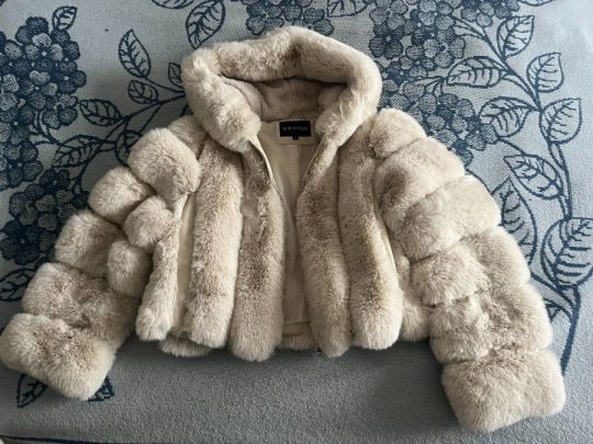 Eladó ÚJ Szőrme Kabát Ruhazsákkal