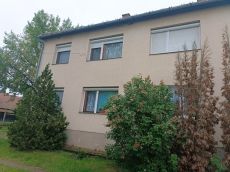 Eladó Vámosmikola központjához közeli tégla építésű lakás.