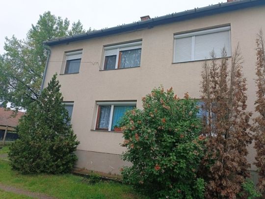 Eladó Vámosmikola központjához közeli tégla építésű lakás.