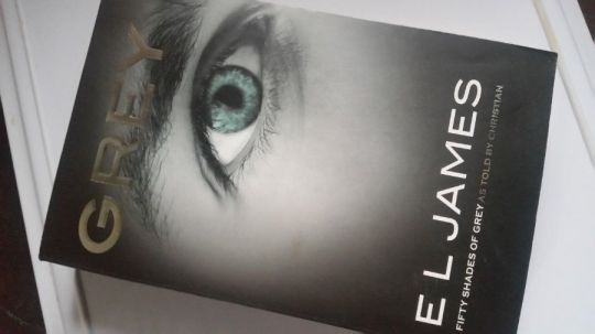 E.L.James: Fifty Shades of Grey +a film Blu-ray lemezen -angol
