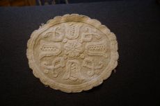 Ellipszis alakú hímzett tulipán mintás alátét terítő eladó.