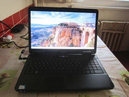 EMachines E725 laptop 4GB RAM, Windows 10, SSD Samsung 240GB